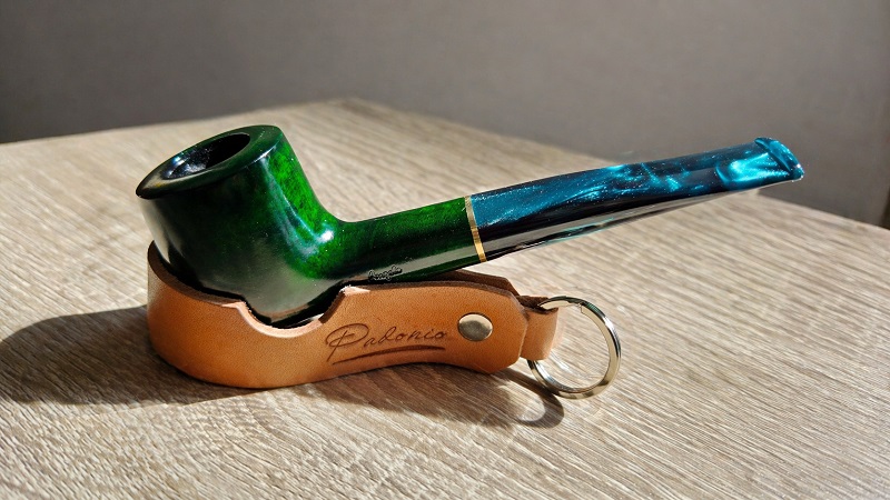 Angelo polírozott billiard pipa – 9 mm filteres, mély zöld, arany színű díszgyűrűvel